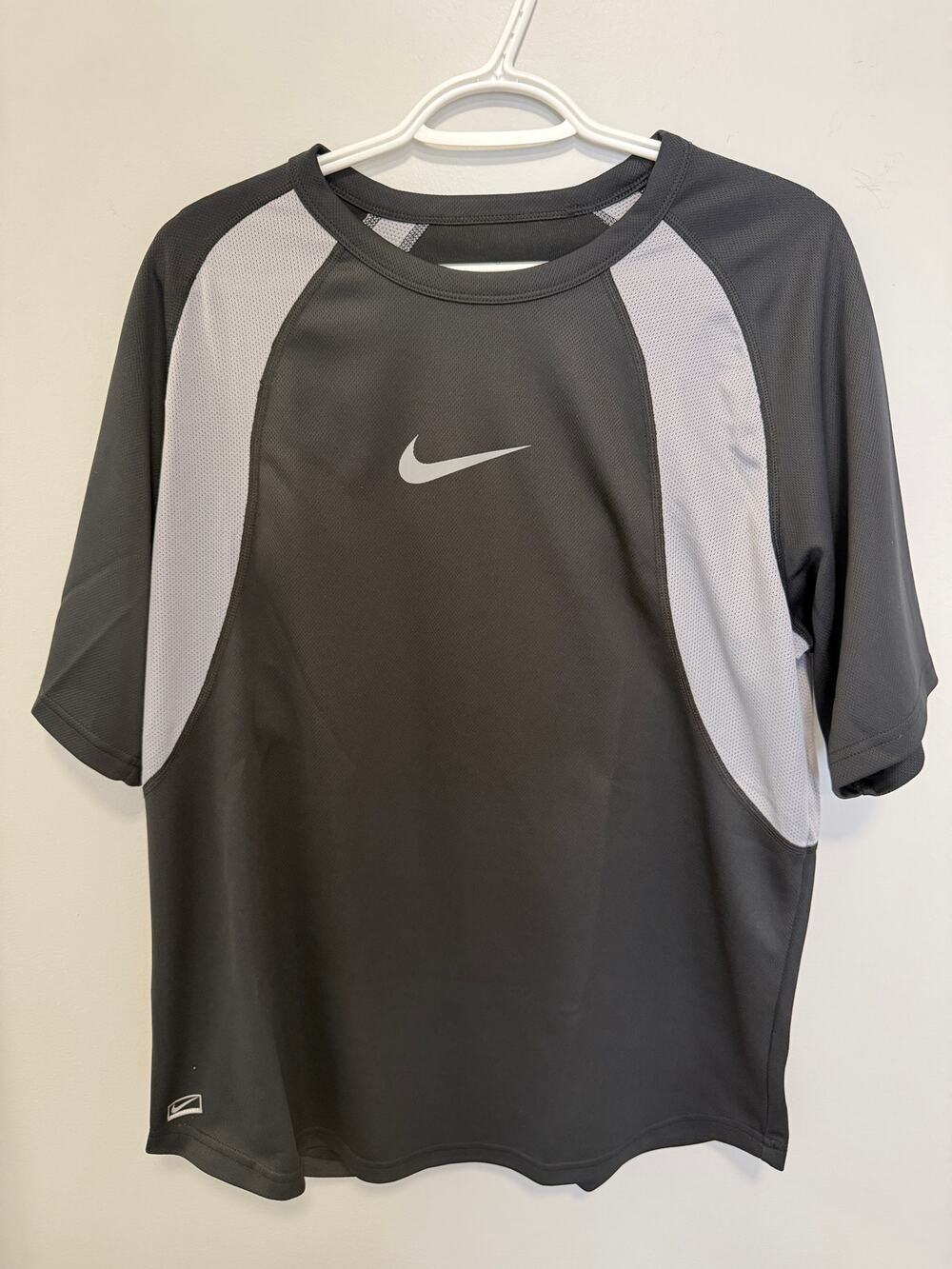Nike Performance Short Sleeve T Shirt In Black and Grey Size Large